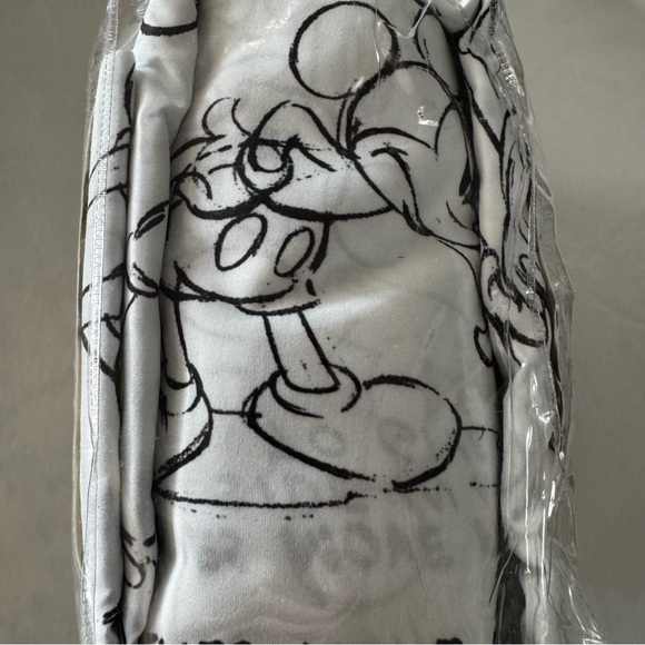 Disney QUEEN Sheet Set - Black and White NEW! - Picture 5 of 13